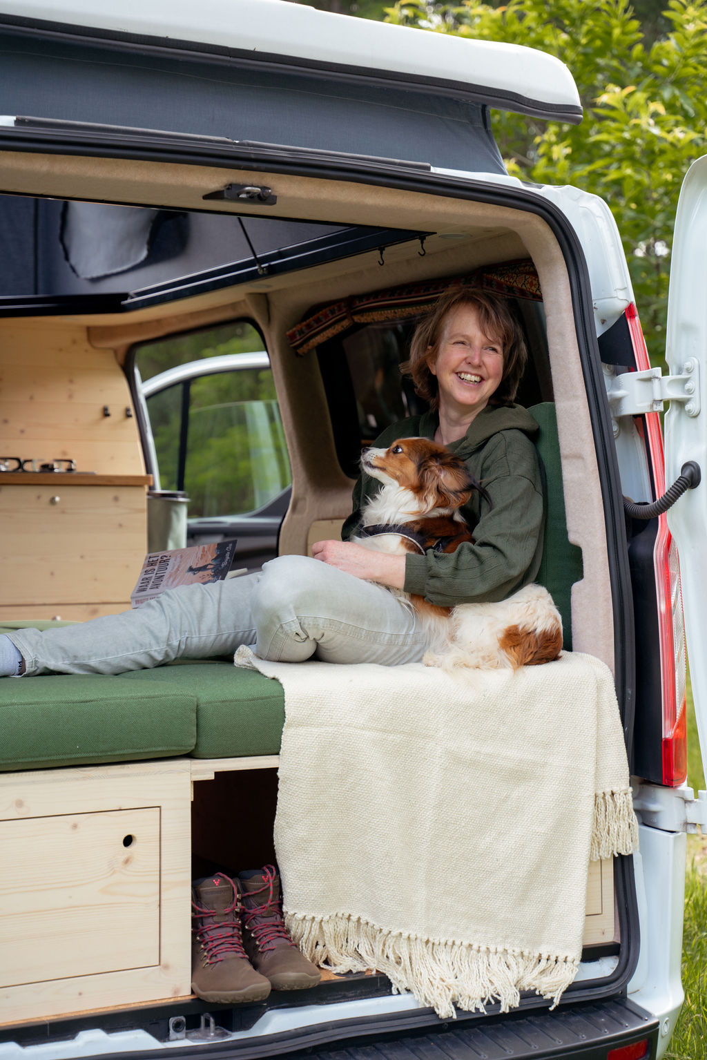 Manon in haar Ford Transit Custom L2, gebouwd door Vanlife Platform